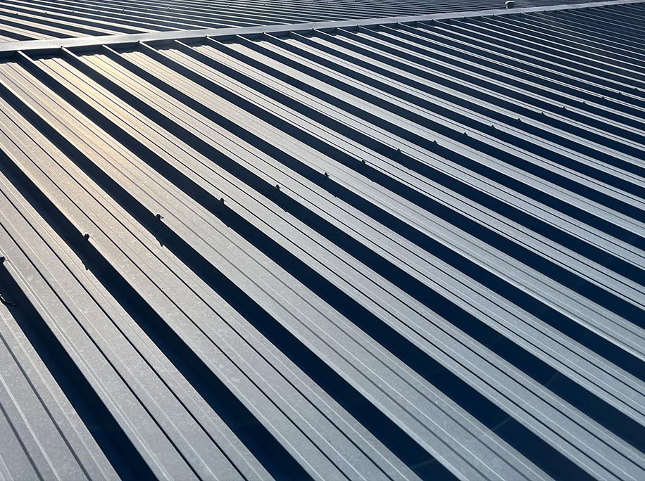 Photo d'une couverture de toit en bac acier, à Saint-Jean, près de Toulouse