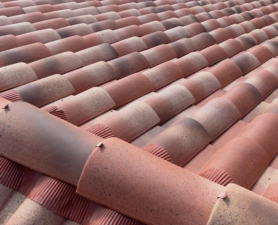 Image d'une couverture de toiture traditionnelle en tuile, à L'Union, près de Toulouse